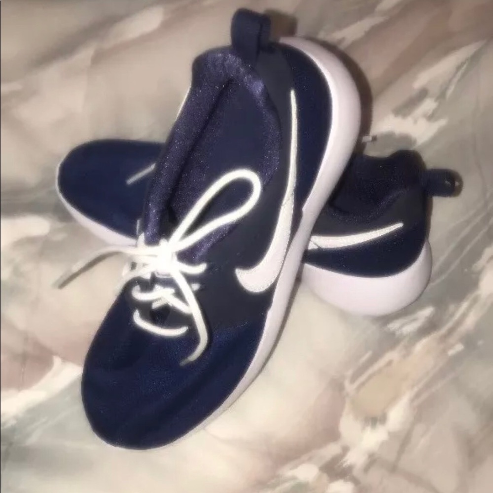 Nike Girls US size 3.5Y only worn once!!!